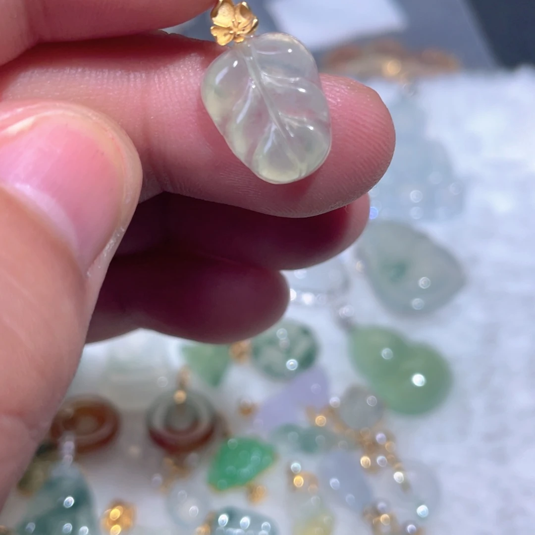 颈饰18K金镶嵌翡翠