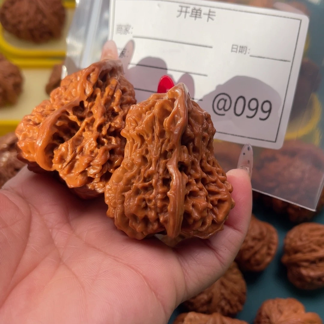 文玩核桃吊坠P****爷聚宝盆等各种各样风格迥的艺术作品