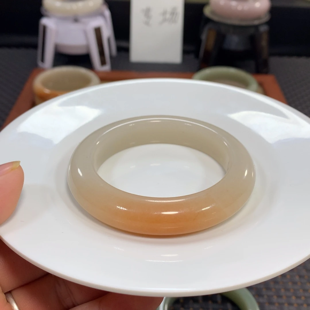 宝***，石英质玉（佘太翠）未镶嵌手镯漏55.9糖镯