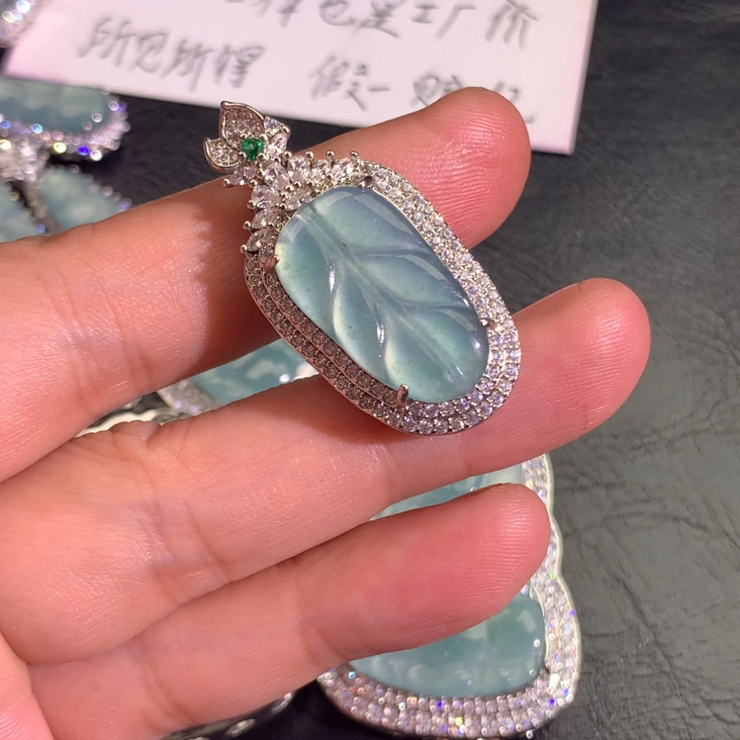 翡翠颈饰未镶嵌叶子