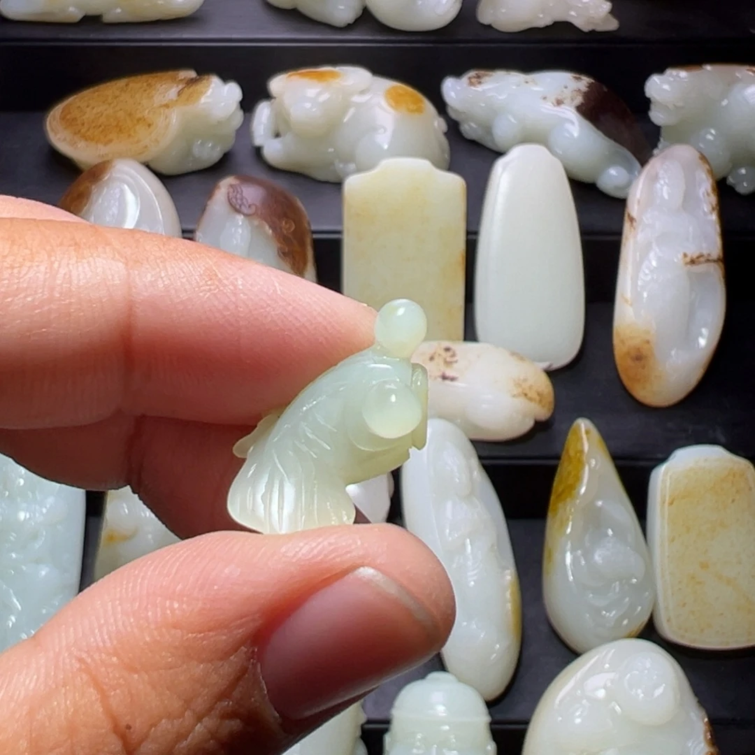 四***草和田玉未镶嵌颈饰