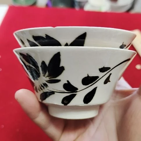 瓷片瓷片，各种摆件，均有瑕疵。沙锅！