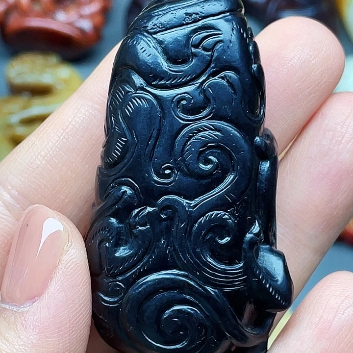 青***花和田玉未镶嵌颈饰