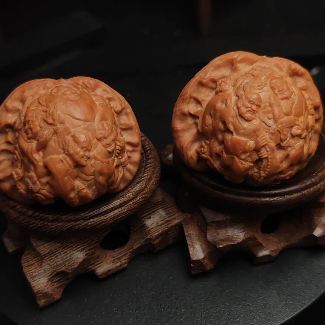 文玩核桃白狮子雕刻《十八罗汉》，罗汉刻画栩栩如生，尺寸：4.2*3.3