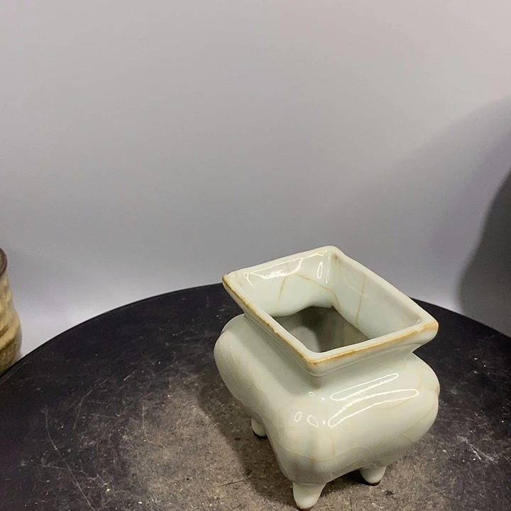 官窑四方炉造型精美