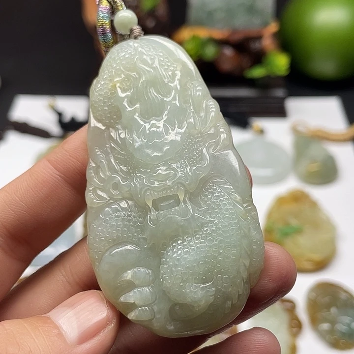 翡翠未镶嵌颈饰龙牌