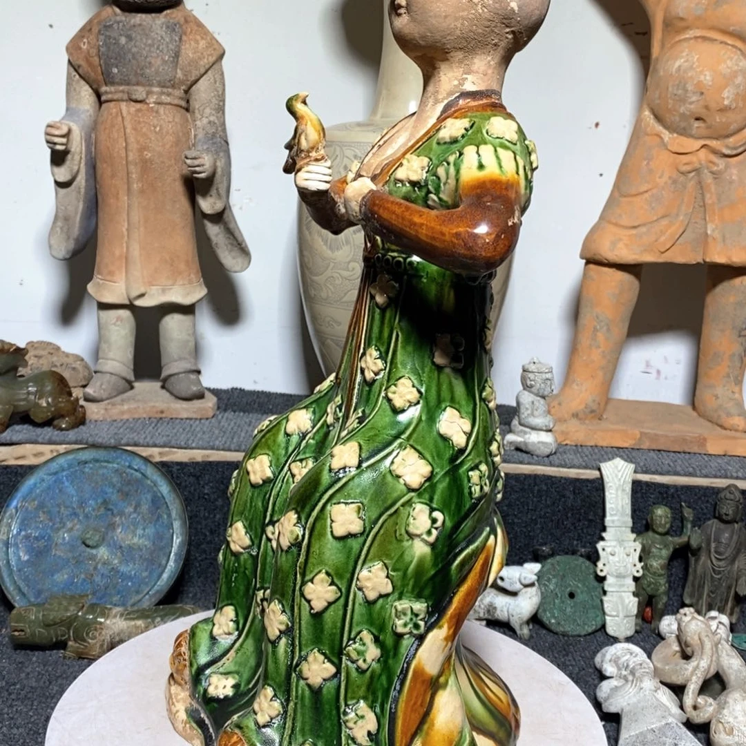 摆件为**刘精品瓷器摆件