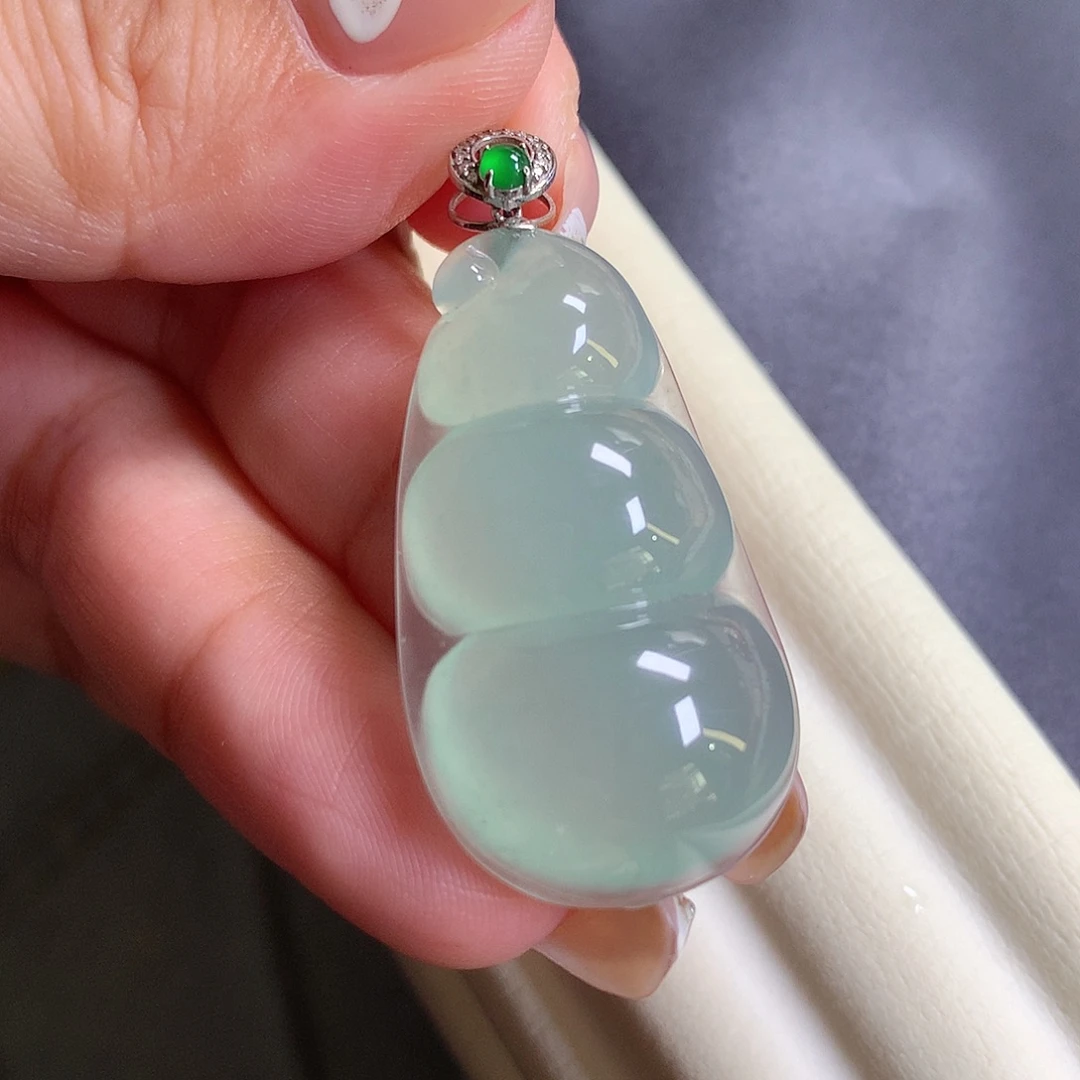 翡翠18K金镶嵌颈饰福豆