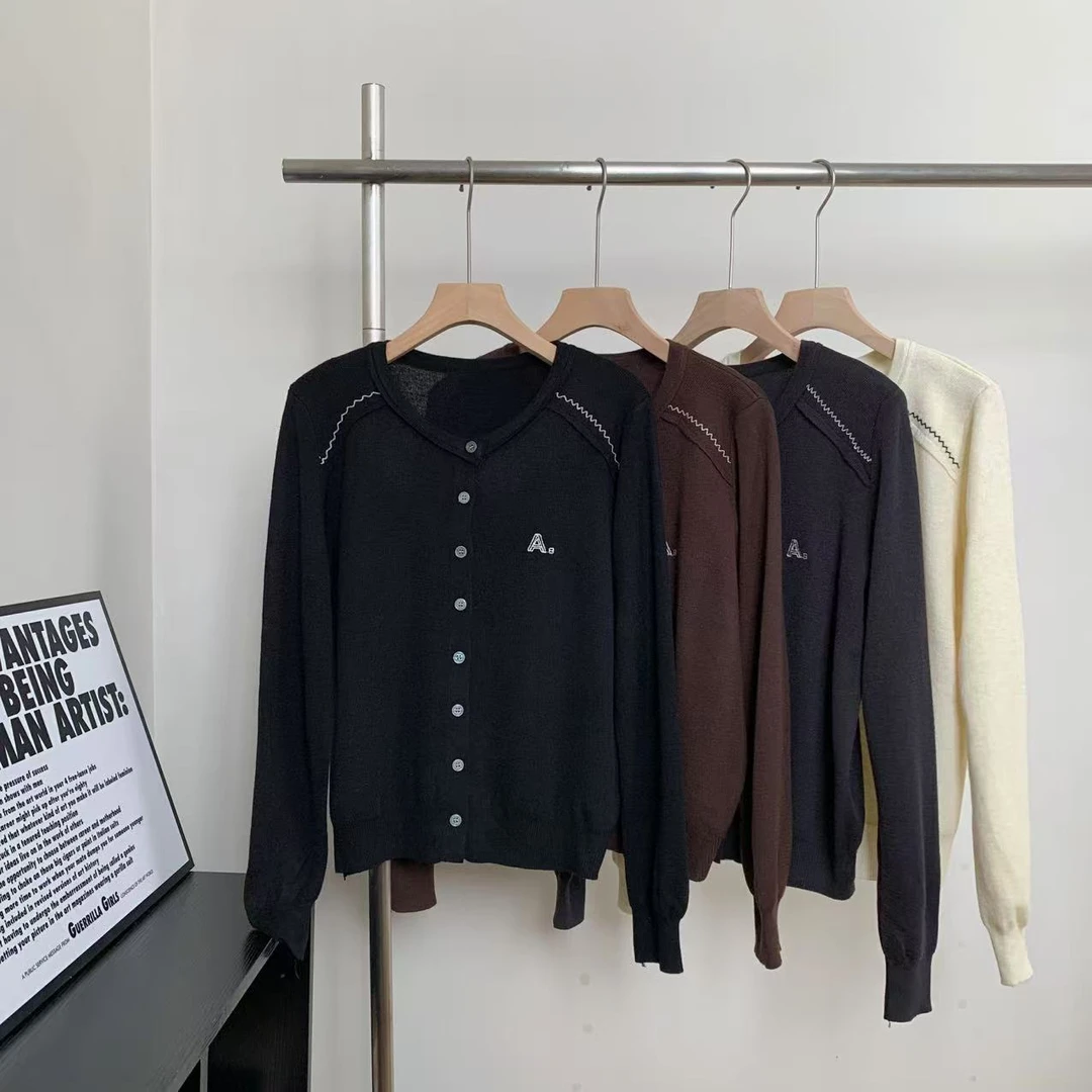 素心轻奢2025秋季新款百搭圆领气质纯色字母绣线柔软绵羊毛针织衫