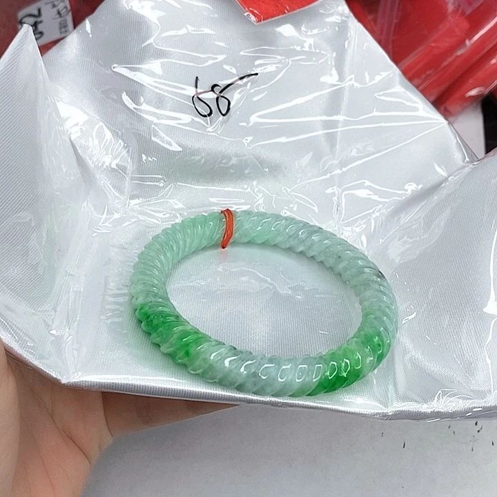 翡翠未镶嵌手镯一图一物实物为准（微瑕处理）