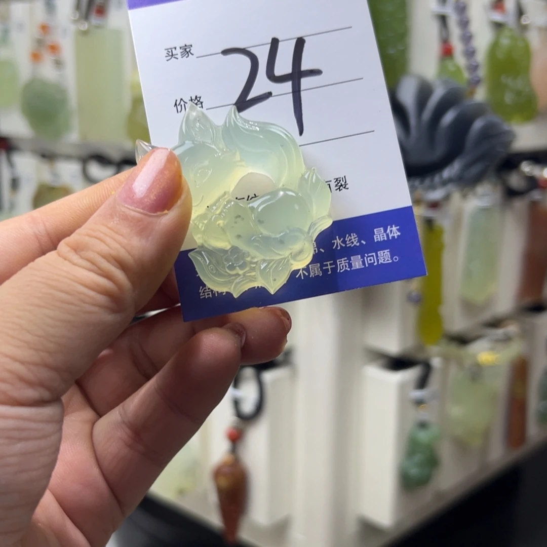 喵****蛇纹石玉未镶嵌颈饰