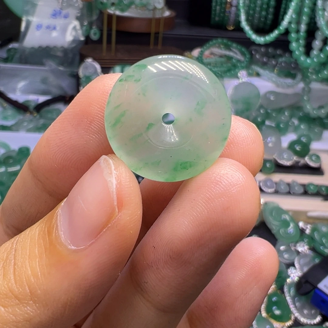 静***谧石英质玉未镶嵌颈饰