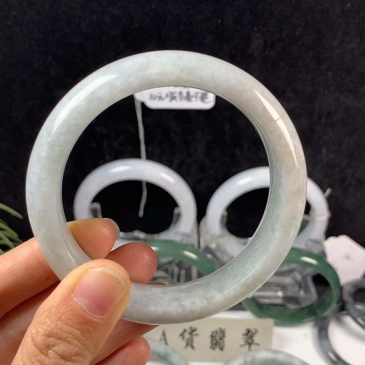 翡翠未镶嵌手镯69号。 59圈