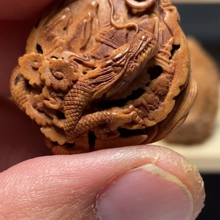 闲*风味纯手工桃核雕刻龙佑华夏