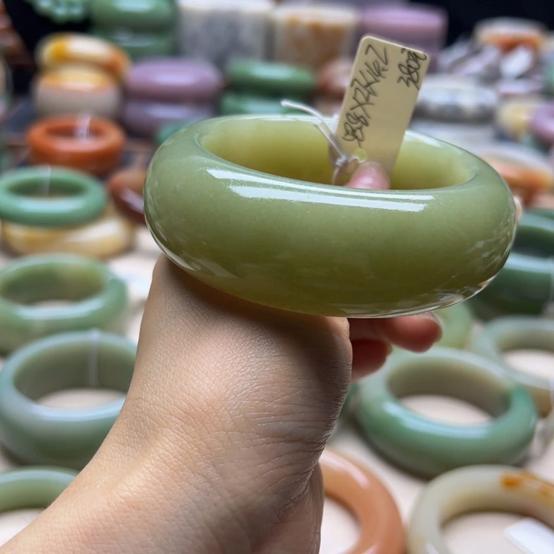 岁***梭未镶嵌手镯石英岩玉