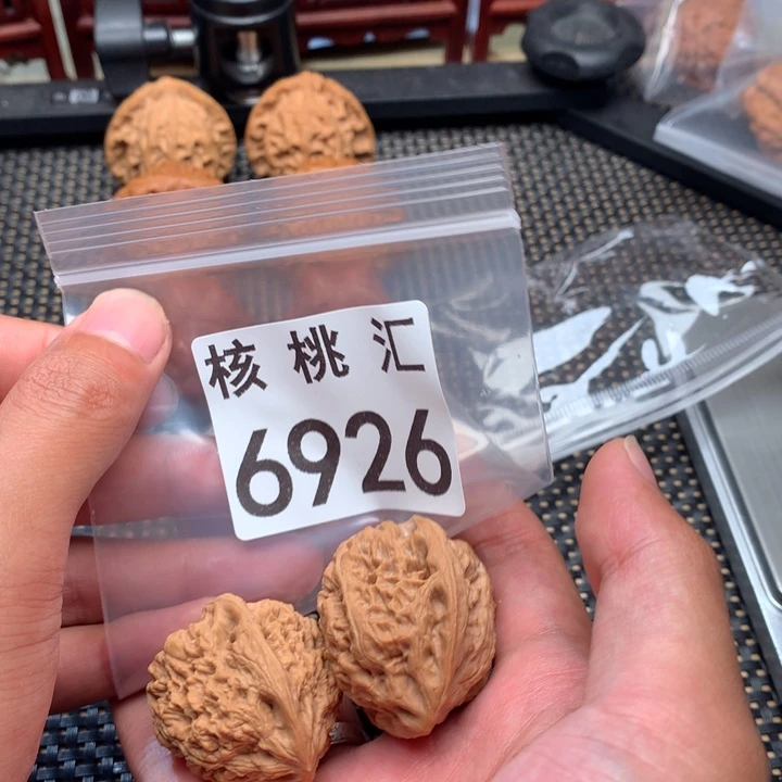 文玩核桃吊坠野牛