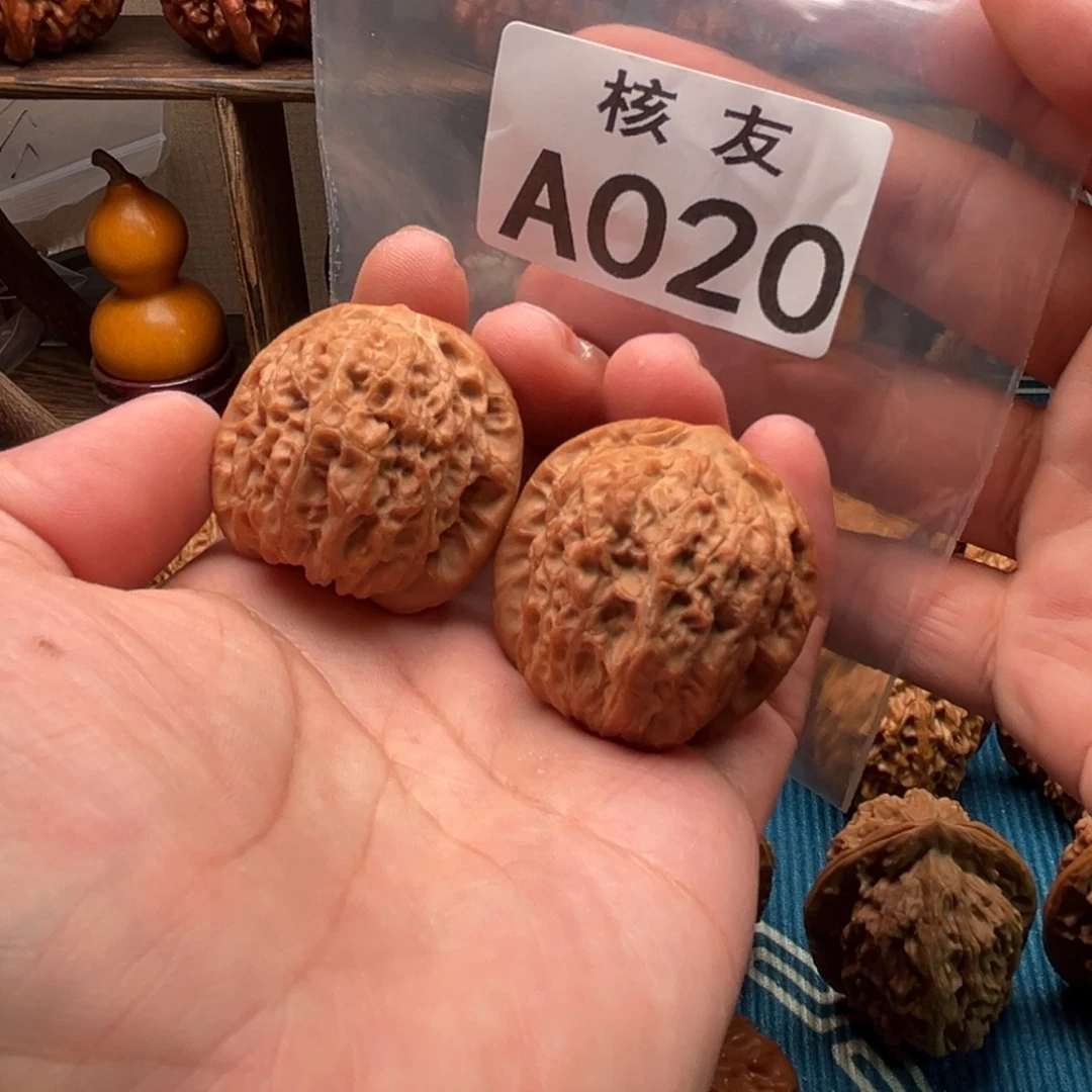 文玩核桃吊坠血麒麟