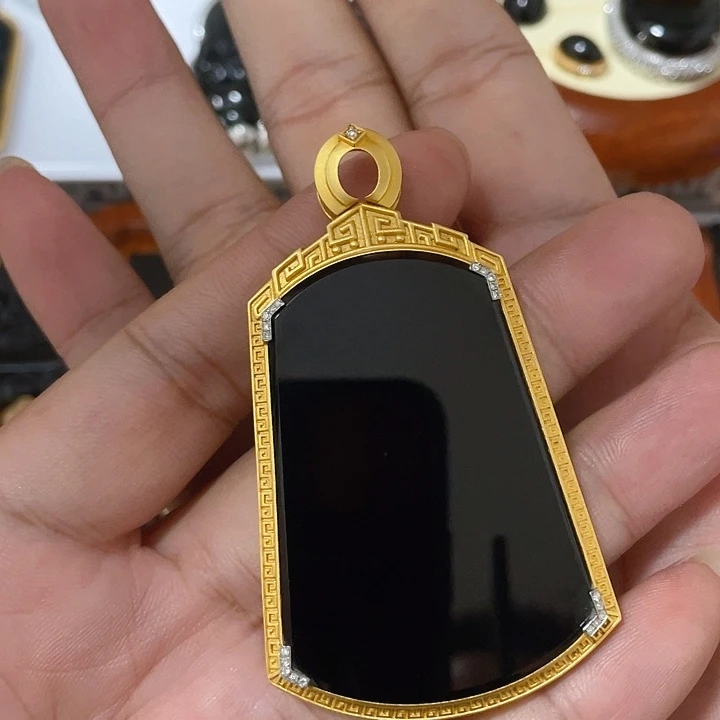 颈饰18K金镶嵌翡翠耀*，翡翠