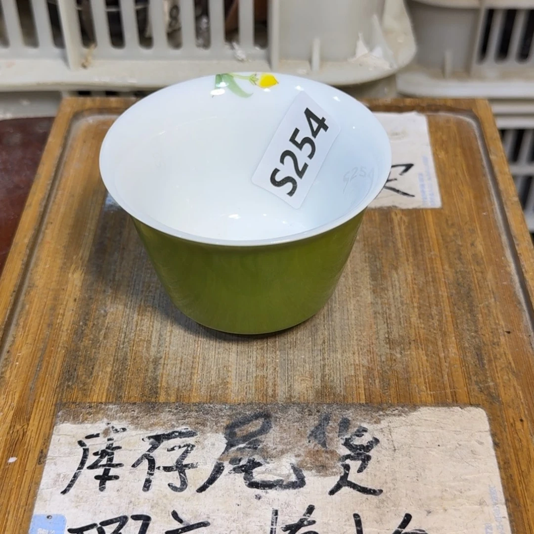 微瑕疵介意勿拍陶瓷器皿H433