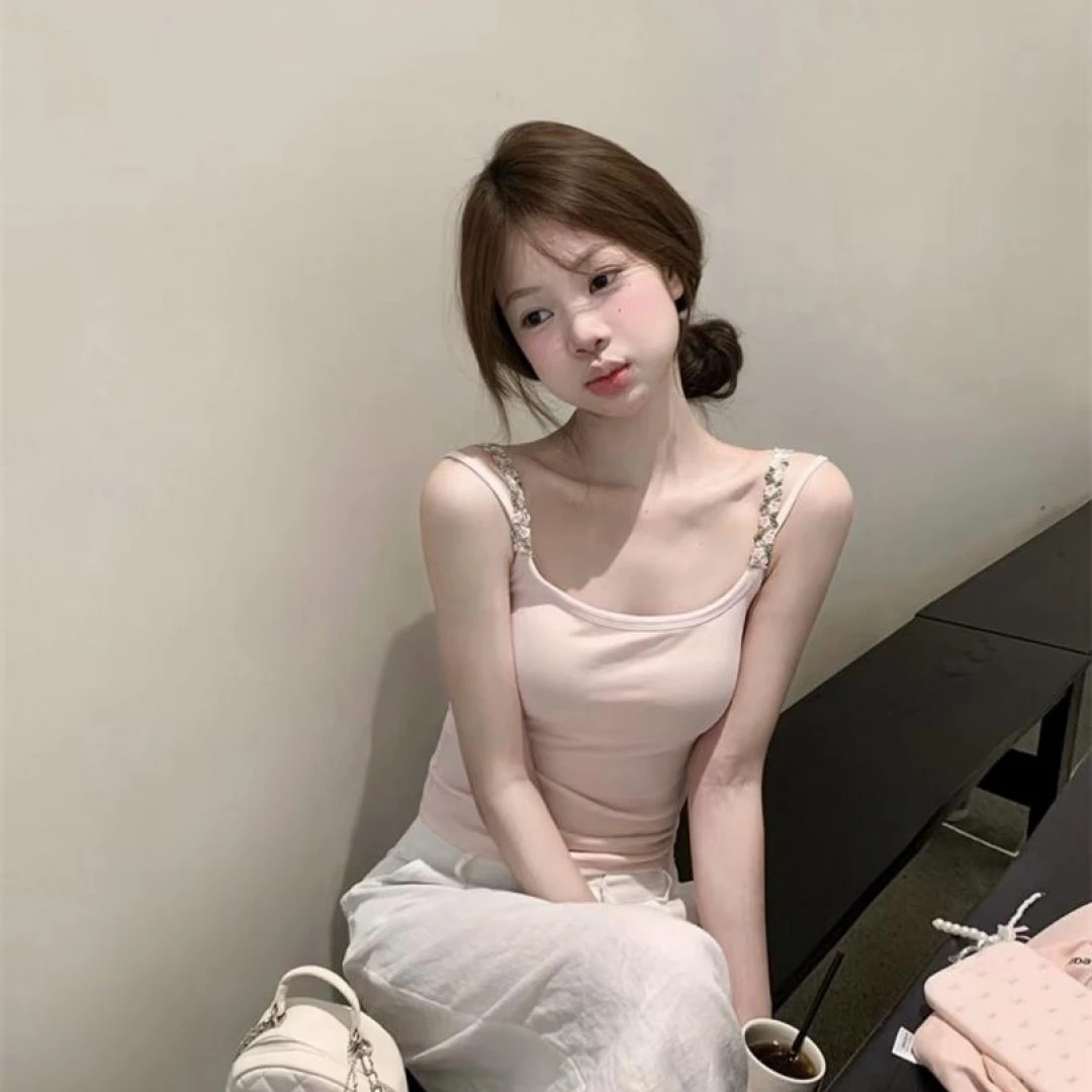 【蔓藤花朵】嫩粉色甜美设计感花朵吊带气质短款修身显瘦无袖上衣