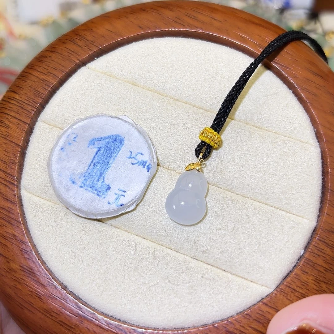 翡翠18K金镶嵌颈饰葫芦