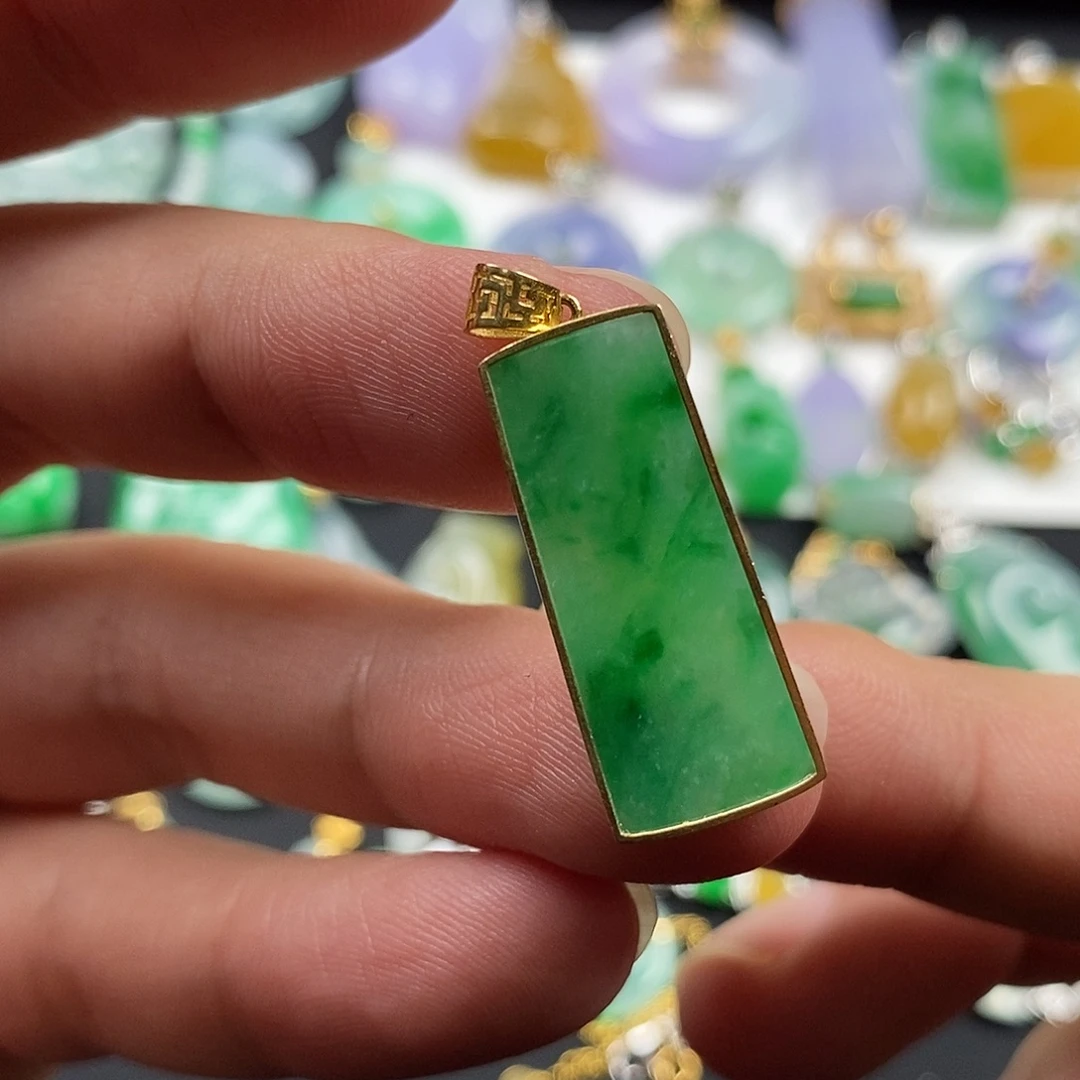 翡翠18K金镶嵌颈饰翡翠