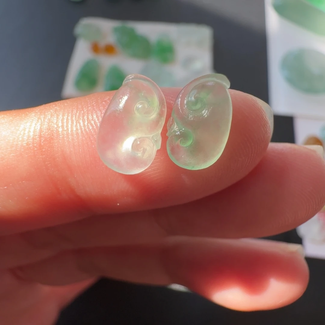 定制翡翠未镶嵌高冰飘绿花如意一对