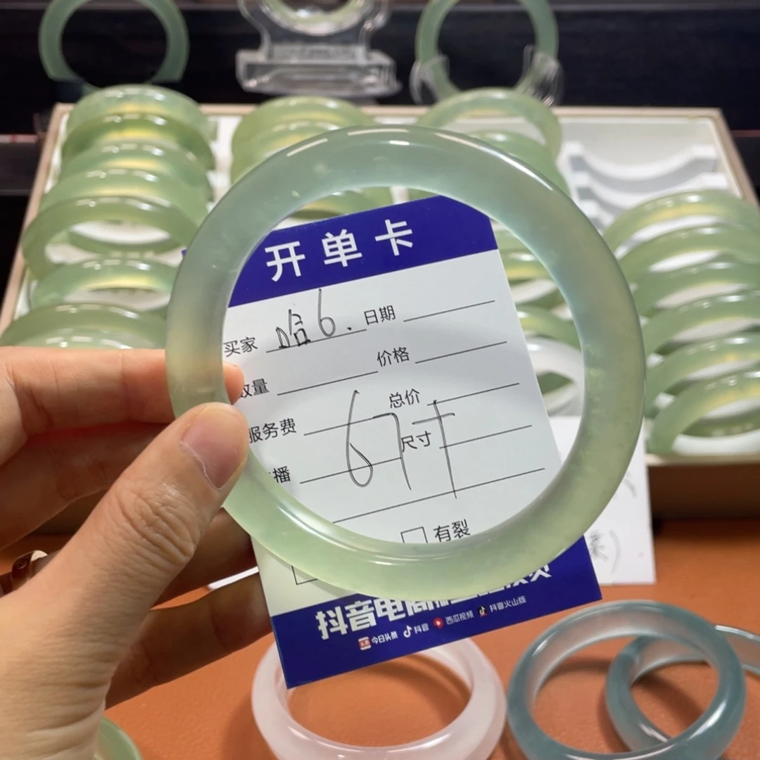 蛇纹石玉未镶嵌手镯飘