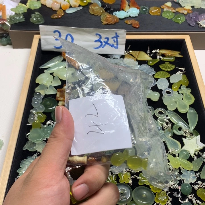 苏***意蛇纹石玉未镶嵌耳钉