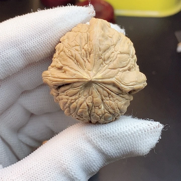 –***哥文玩核桃吊坠有黄瑕疵单只不退不换
