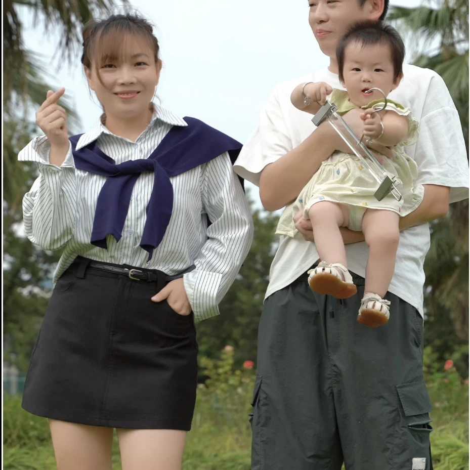 条纹衬衫披肩黑色短裙套装