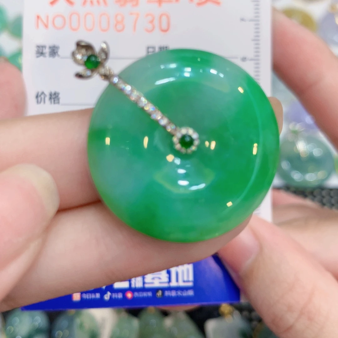 蜜***酱翡翠18K金镶嵌颈饰扣