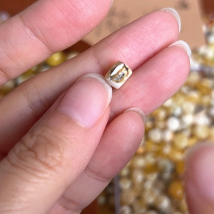 未镶嵌蜜蜡裸石7mm一个