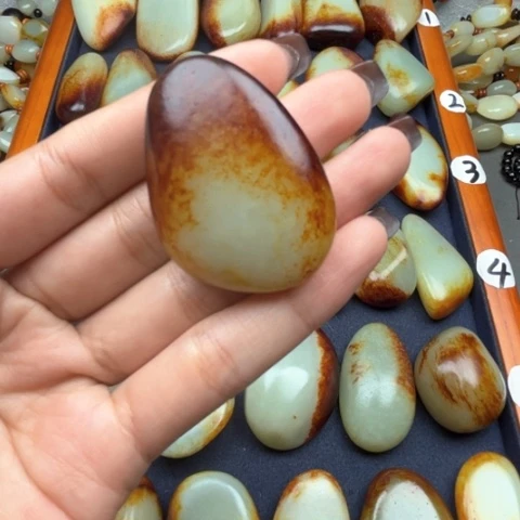 和田玉颈饰未镶嵌龙****阳