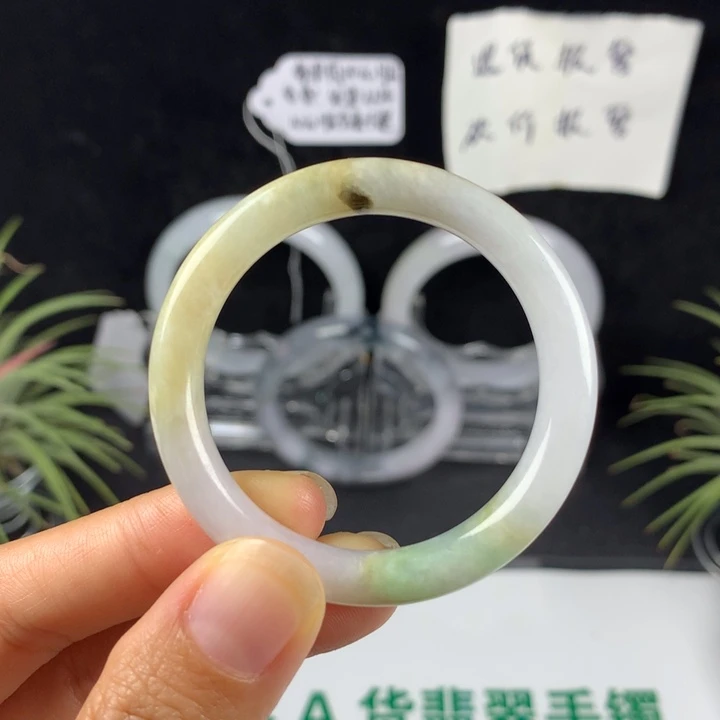 翡翠未镶嵌手镯36号。 40圈