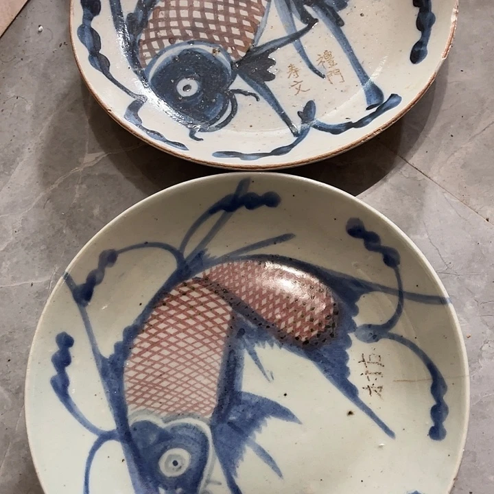 摆件青花鱼盘两个有点小瑕啊