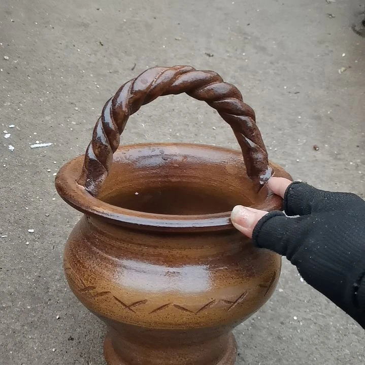 红陶微瑕花篮一个盆