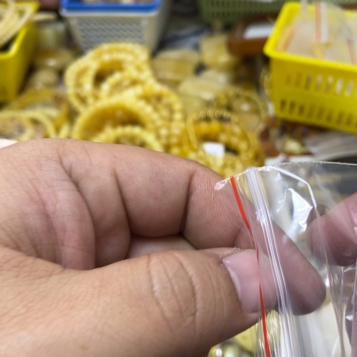 蜜蜡未镶嵌裸石吊坠