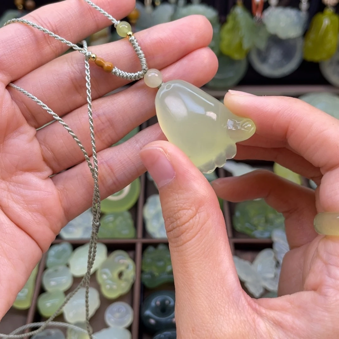 蛇纹石玉未镶嵌颈饰