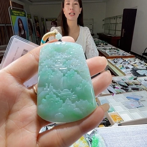 翡翠未镶嵌颈饰一个