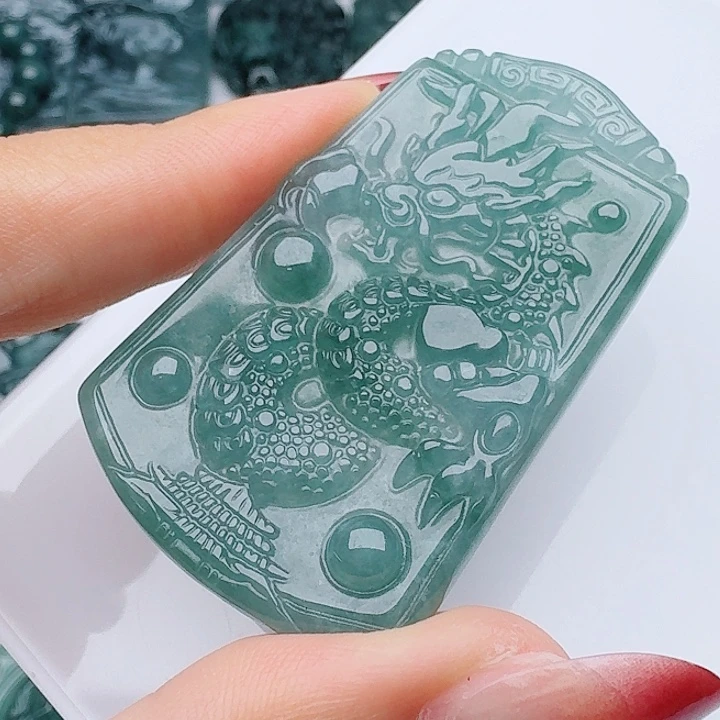翡翠未镶嵌颈饰多样性发其一