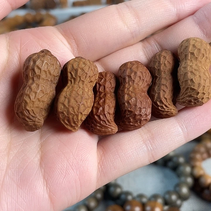 木老山檀花生雕刻件