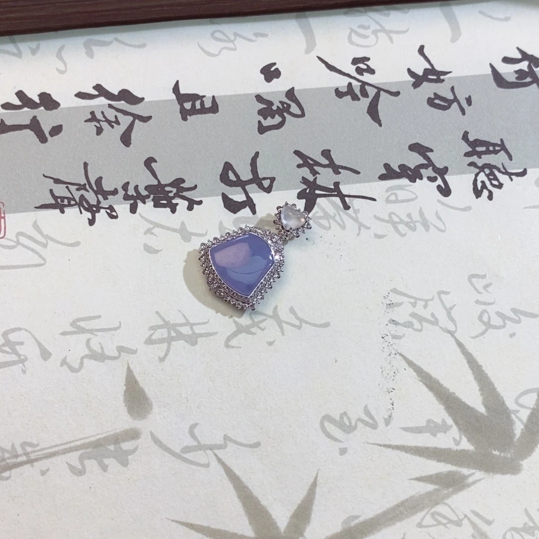 伊***呀颈饰18K金镶嵌翡翠翡翠