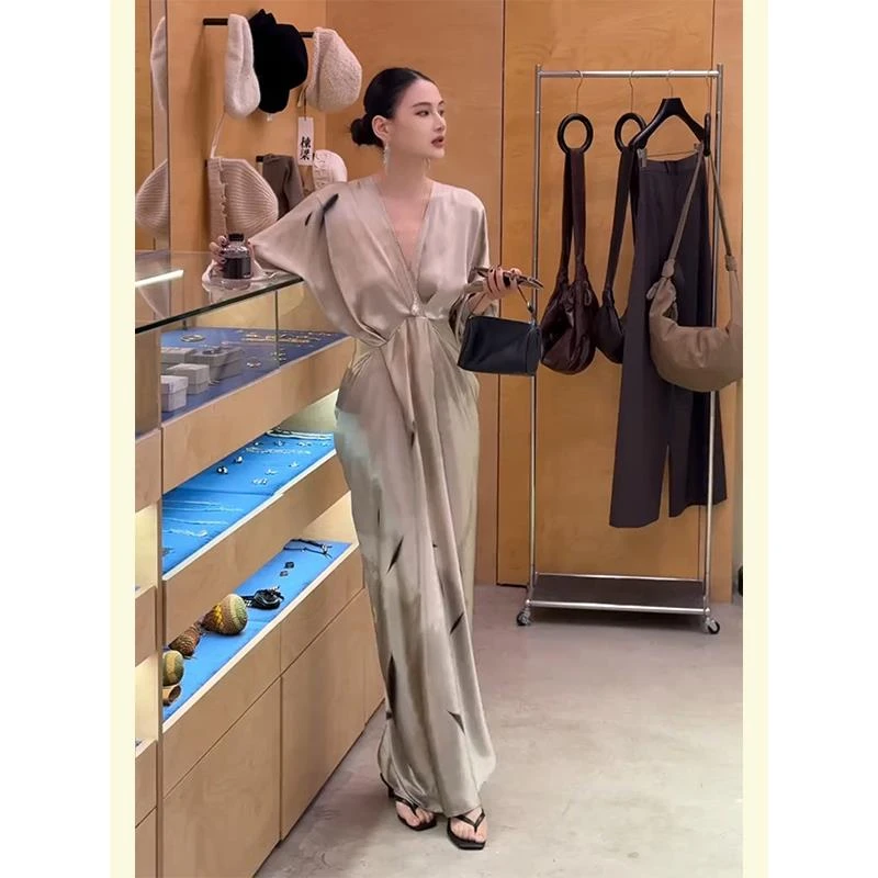 大方得体绝美法式度假气质掐腰银色v领印花缎面长袖连衣裙女秋季