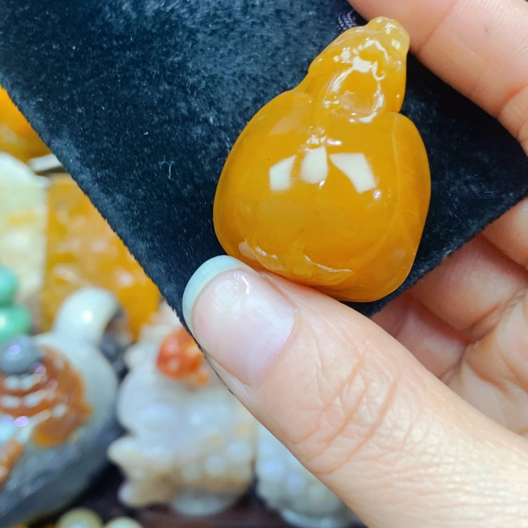 未镶嵌石英质玉（黄龙玉）颈饰