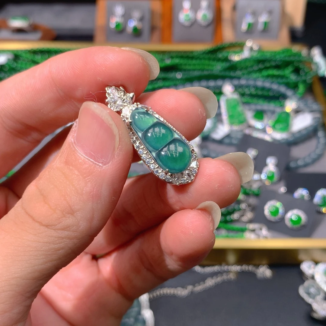 翡翠吊坠(赠链)未镶嵌天然