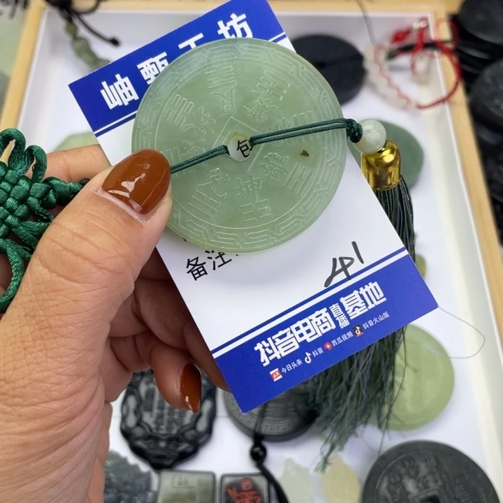 蛇纹石玉颈饰未镶嵌清***月