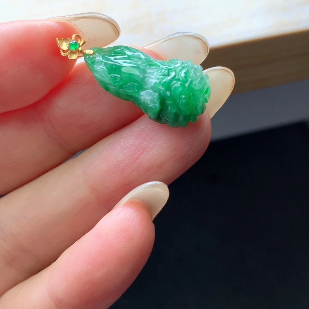 翡翠18K金镶嵌颈饰吊坠
