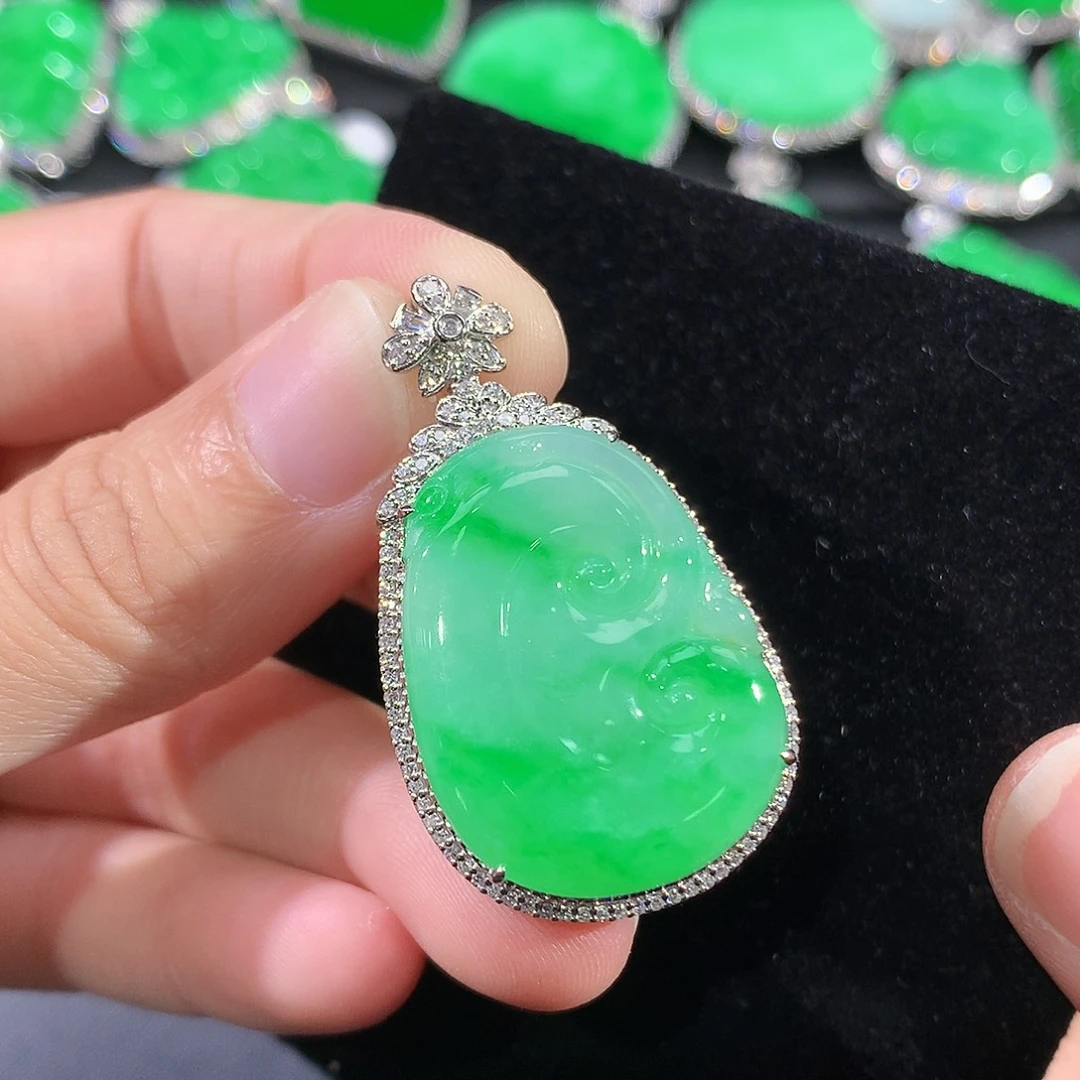 翡翠18K金镶嵌颈饰