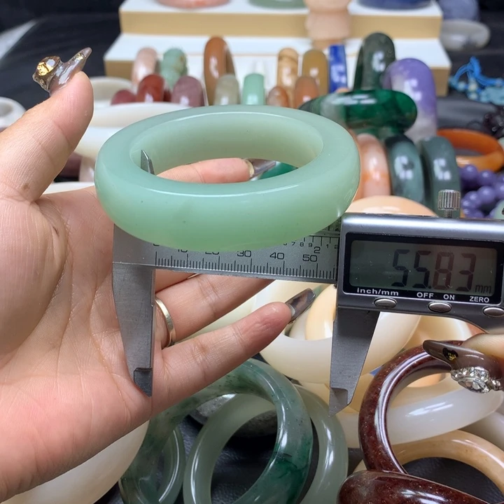 未镶嵌手镯石英质玉